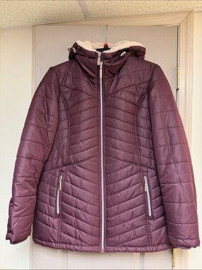 Women's Quilted Hooded Puffer Jacket - Burgundy